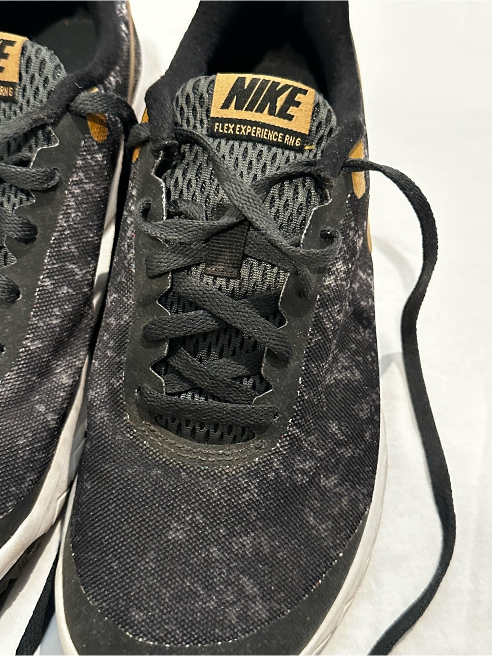 NIKE Patterned Mesh Sneakers with Gold Logo - Picture 2 of 6